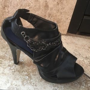 NWOT Edgy chain booties size 7.5